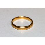 22ct gold plain wedding band ring, makers mark WM, Birmingham, 4.0g