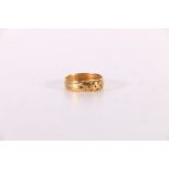 18ct gold wedding band ring with knot design, size R, 4.8g