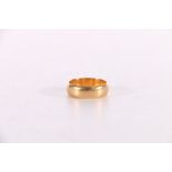 18ct yellow gold plain wedding band ring, size Q, 6.1g