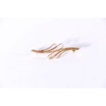 9ct gold ribbon brooch by maker JS, 3.7g, 4.5cm long