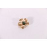 15ct gold emerald and seed pearl brooch 3.3g, 2cm diameter