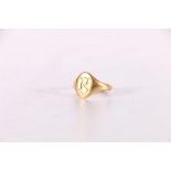 18ct yellow gold signet ring with "R" intaglio seal, size O, 4.7g