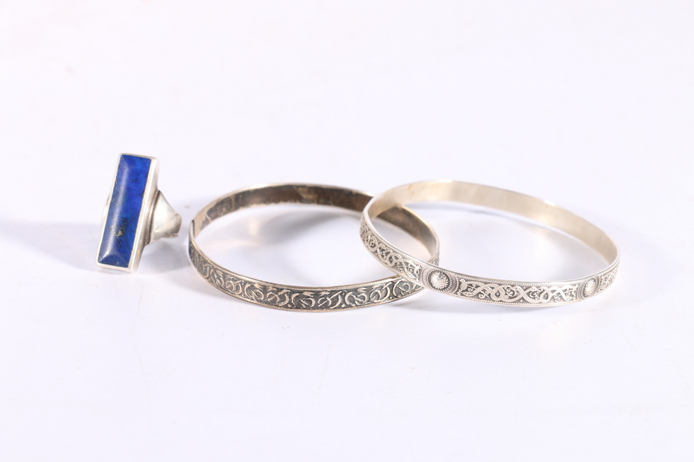 Iona silver ring with Lapis Lazuli style blue stone, makers mark RW, an Iona silver Celtic design