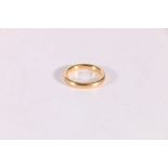 18ct gold plain wedding band ring, size K, 4g