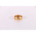 18ct yellow gold plain wedding band ring, size M, 3.0g