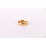 18ct yellow gold plain wedding band ring, size O/P, 5.7g gross