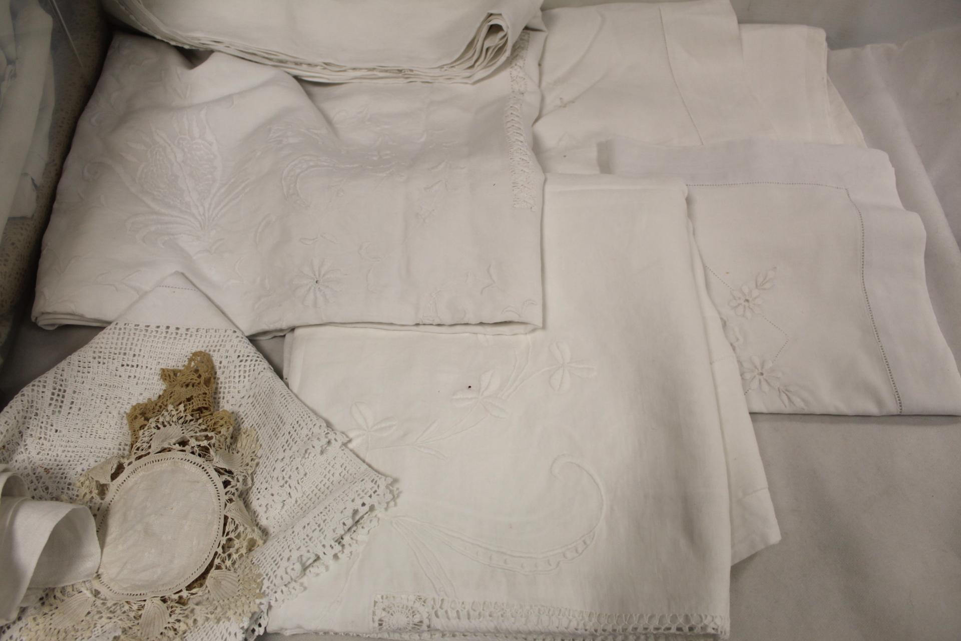 Box of table linen and bed linen including embroidered, cut work and damask tablecloths, sheets, - Image 2 of 7
