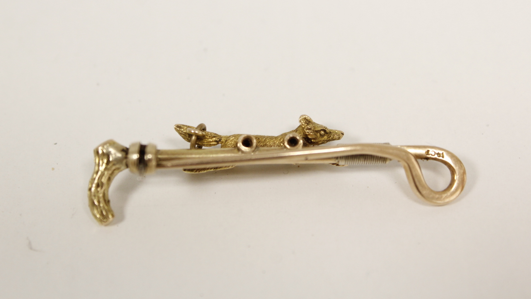 Gold riding crop and fox brooch, 14k. 6g. - Image 2 of 3