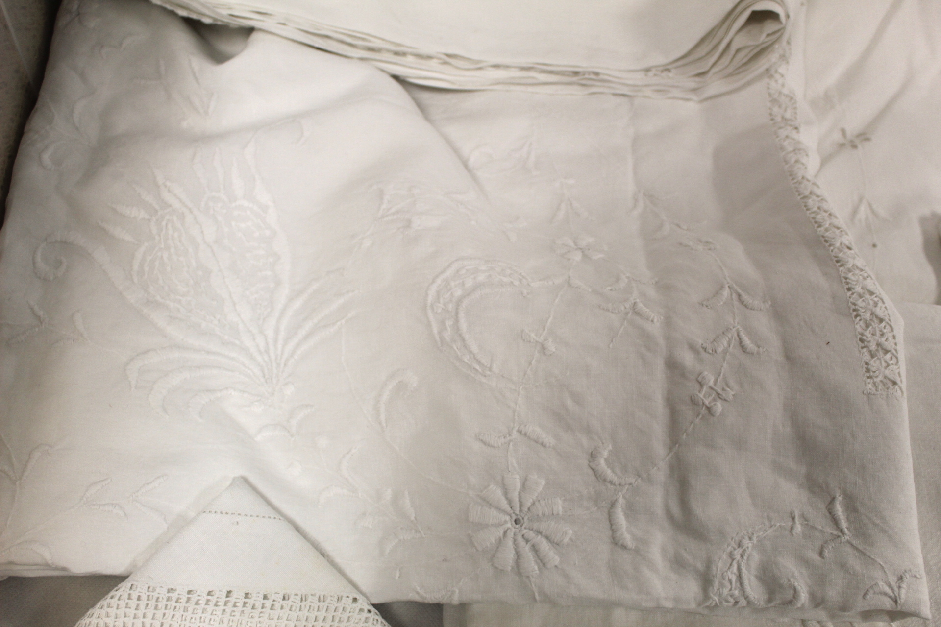 Box of table linen and bed linen including embroidered, cut work and damask tablecloths, sheets, - Image 3 of 7