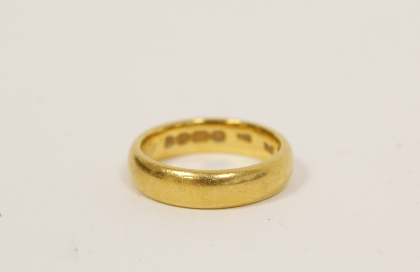 22ct gold wedding ring, 7g. Size 'L'.