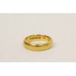 22ct gold wedding ring, 7g. Size 'L'.