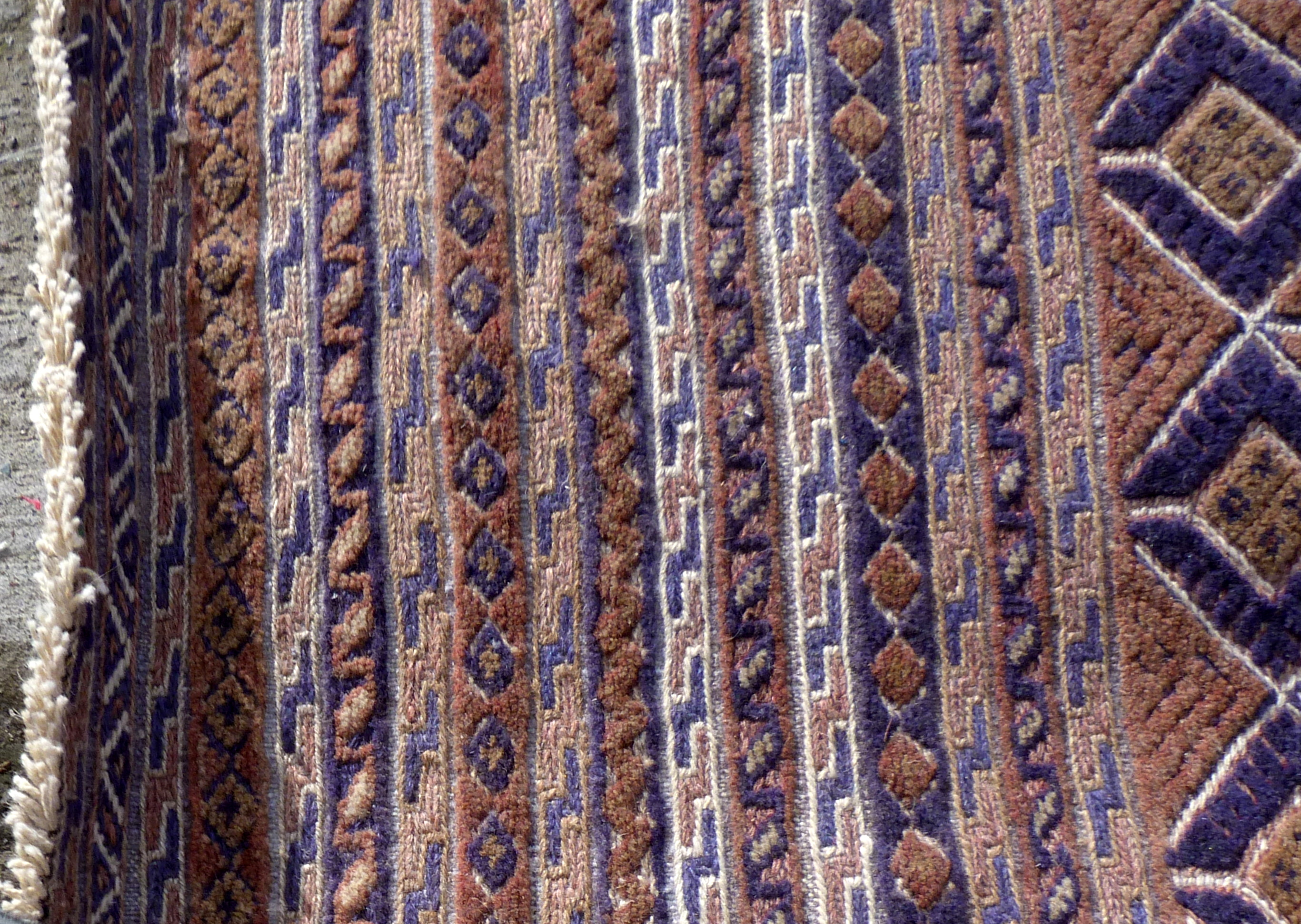 Afghan Mushwani wool carpet with diamond lattice field, in red, blue and ochre, 271cm x 203cm. - Image 4 of 4