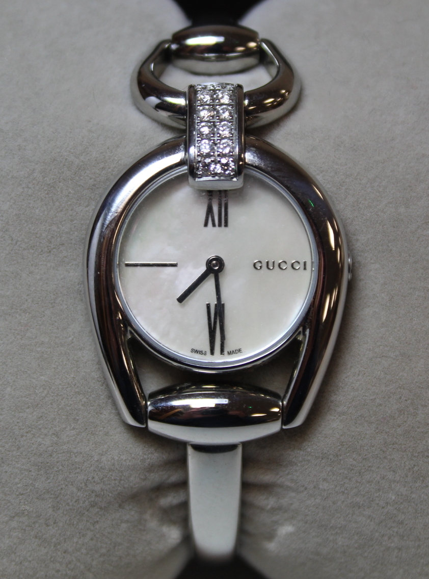 Gucci lady's stainless steel wristwatch with Mother of Pearl dial and diamond embellishment (total - Image 3 of 8