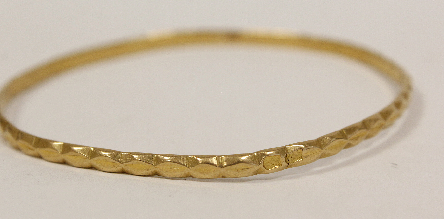 Gold slave bangle, probably Oriental 'fine' indistinctly marked, 13g. - Image 2 of 3