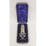 Silver octagonal baluster caster, Birmingham 1903, cased, 3oz / 92g.