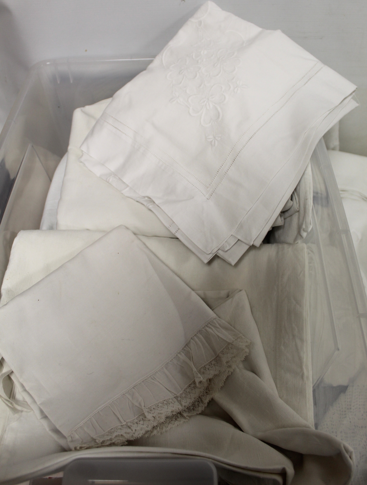 Box of table linen and bed linen including embroidered, cut work and damask tablecloths, sheets, - Image 7 of 7