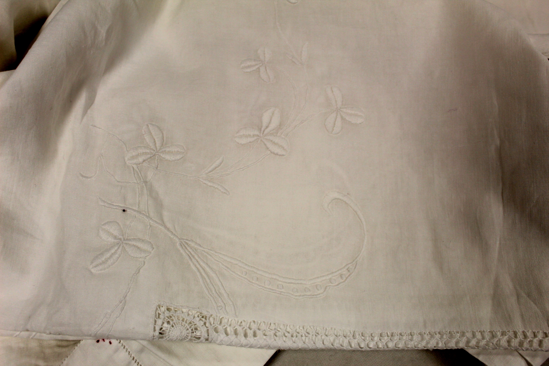 Box of table linen and bed linen including embroidered, cut work and damask tablecloths, sheets, - Image 4 of 7