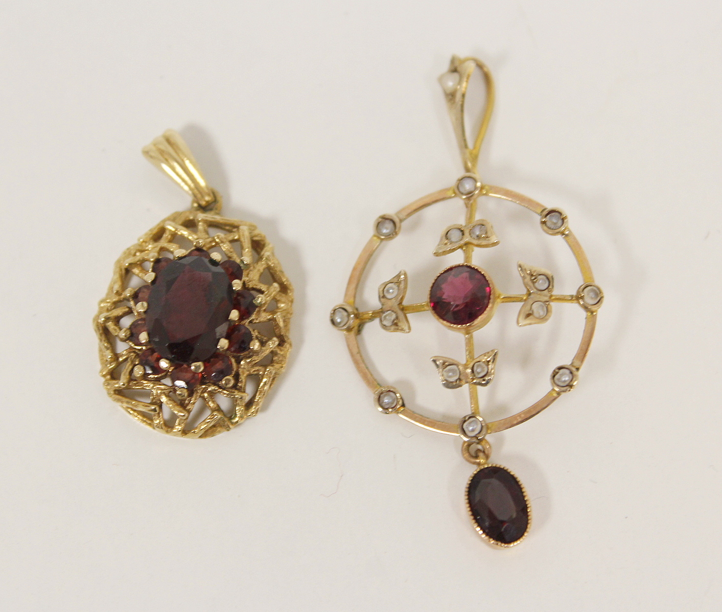 Gold pendant with pearls and garnets and a similar pendant. (2).