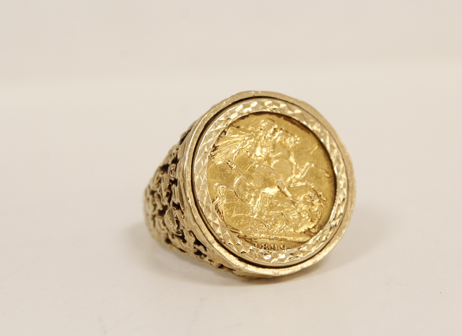 Sovereign ring, 1899 detachable 9ct gold pierced mount. Gross 20g. Size 'X'.