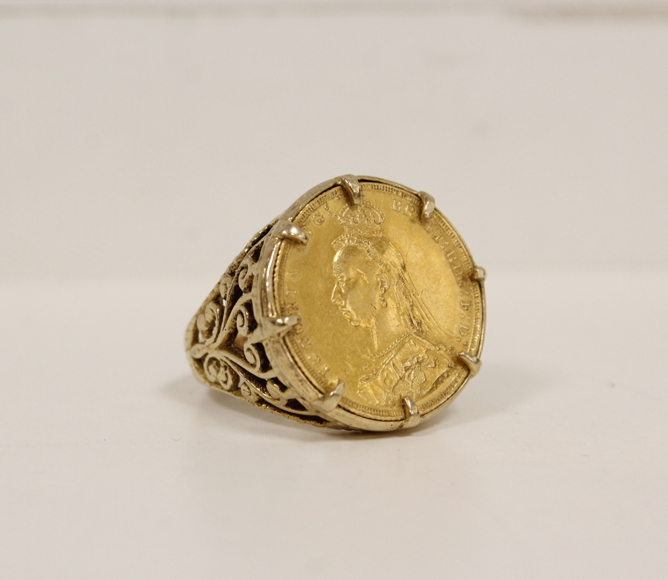 Sovereign ring 1889, claw set in 9ct gold, 15g. Size 'W'.