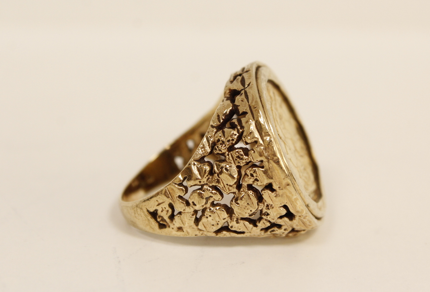 Sovereign ring, 1899 detachable 9ct gold pierced mount. Gross 20g. Size 'X'. - Image 2 of 4