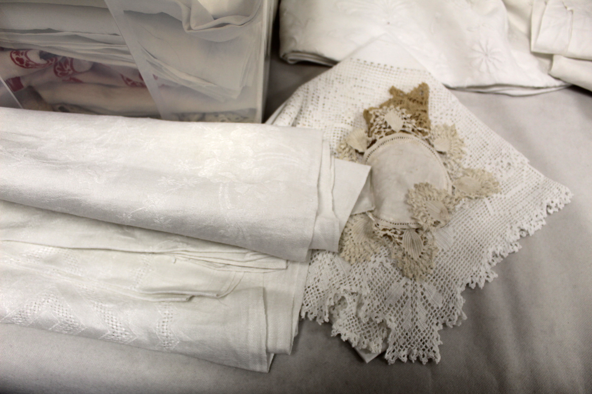 Box of table linen and bed linen including embroidered, cut work and damask tablecloths, sheets, - Image 6 of 7