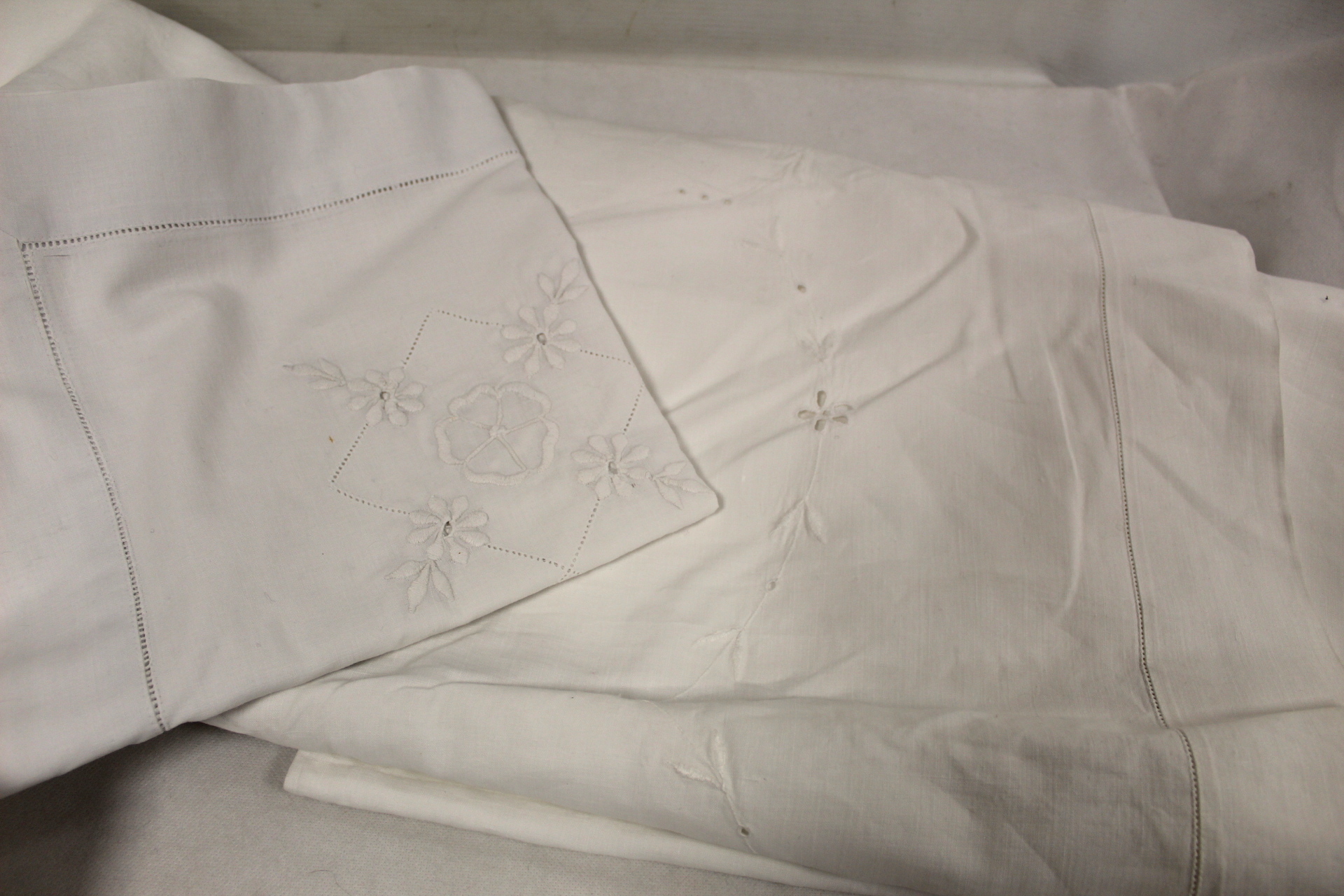 Box of table linen and bed linen including embroidered, cut work and damask tablecloths, sheets, - Image 5 of 7