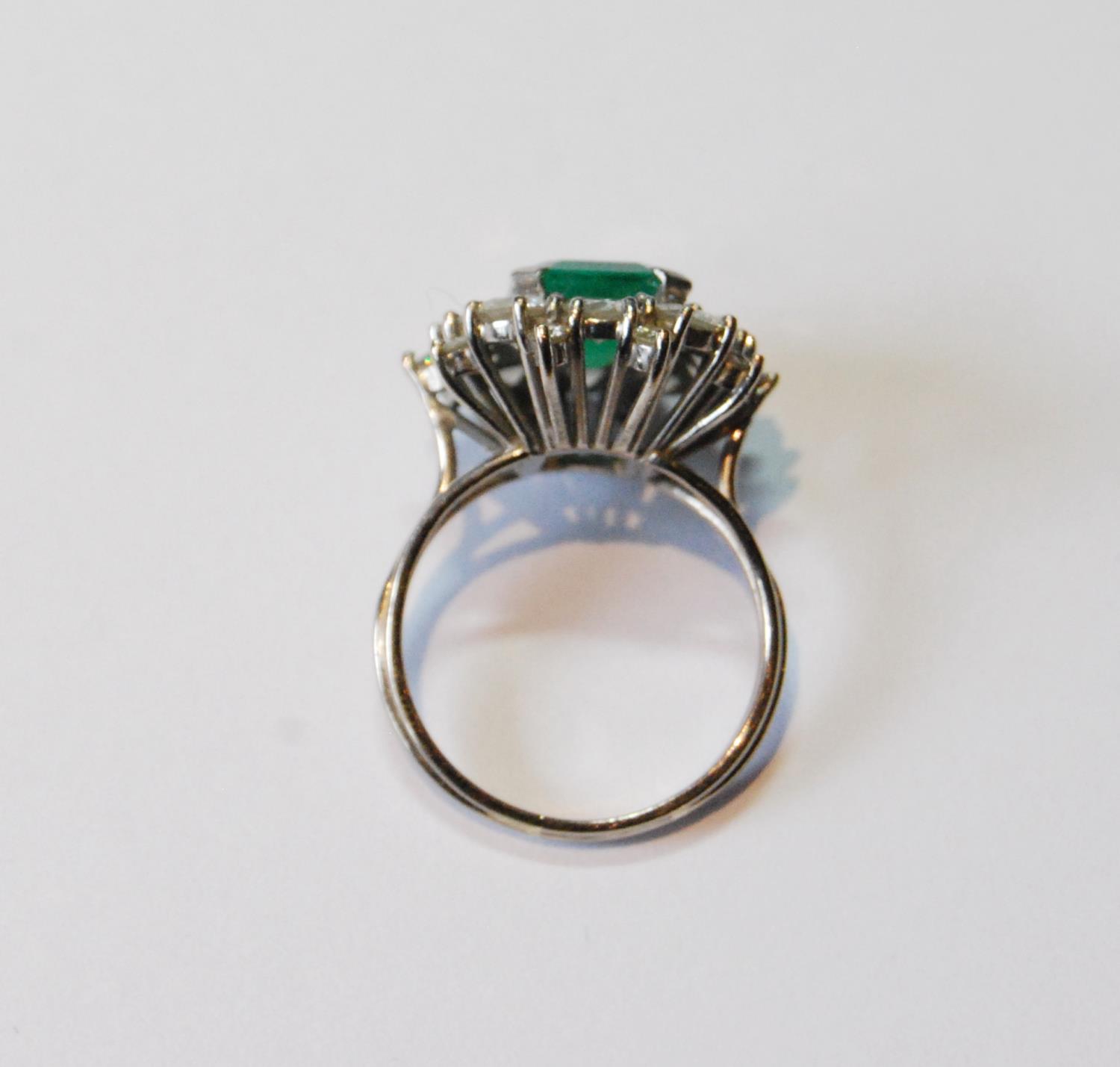 Diamond and emerald oval cluster ring with rectangular emerald and twenty diamond brilliants in - Image 5 of 5