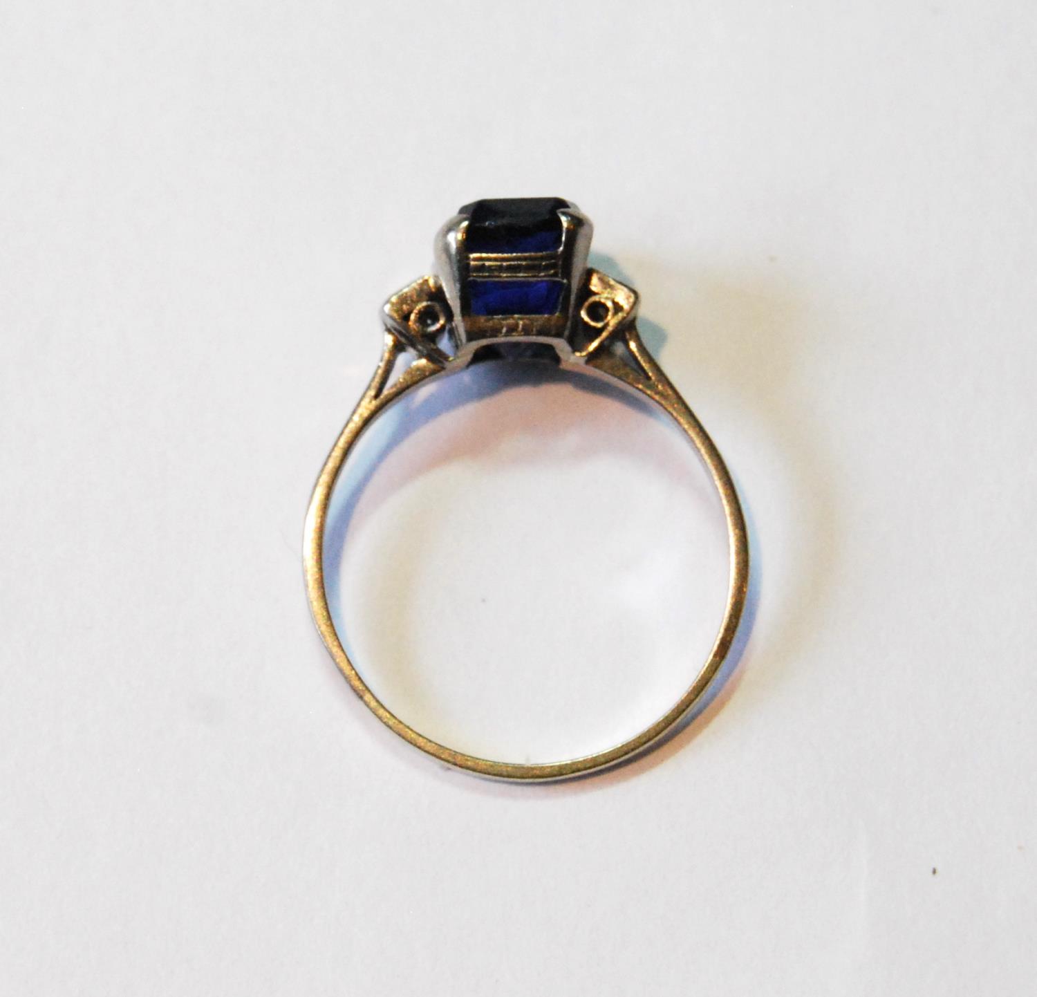 Ring with rectangular sapphire flanked by two baguette diamonds, in platinum, size O½. - Image 2 of 3