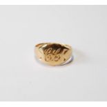 9ct gold signet ring, 6.9g, size V.