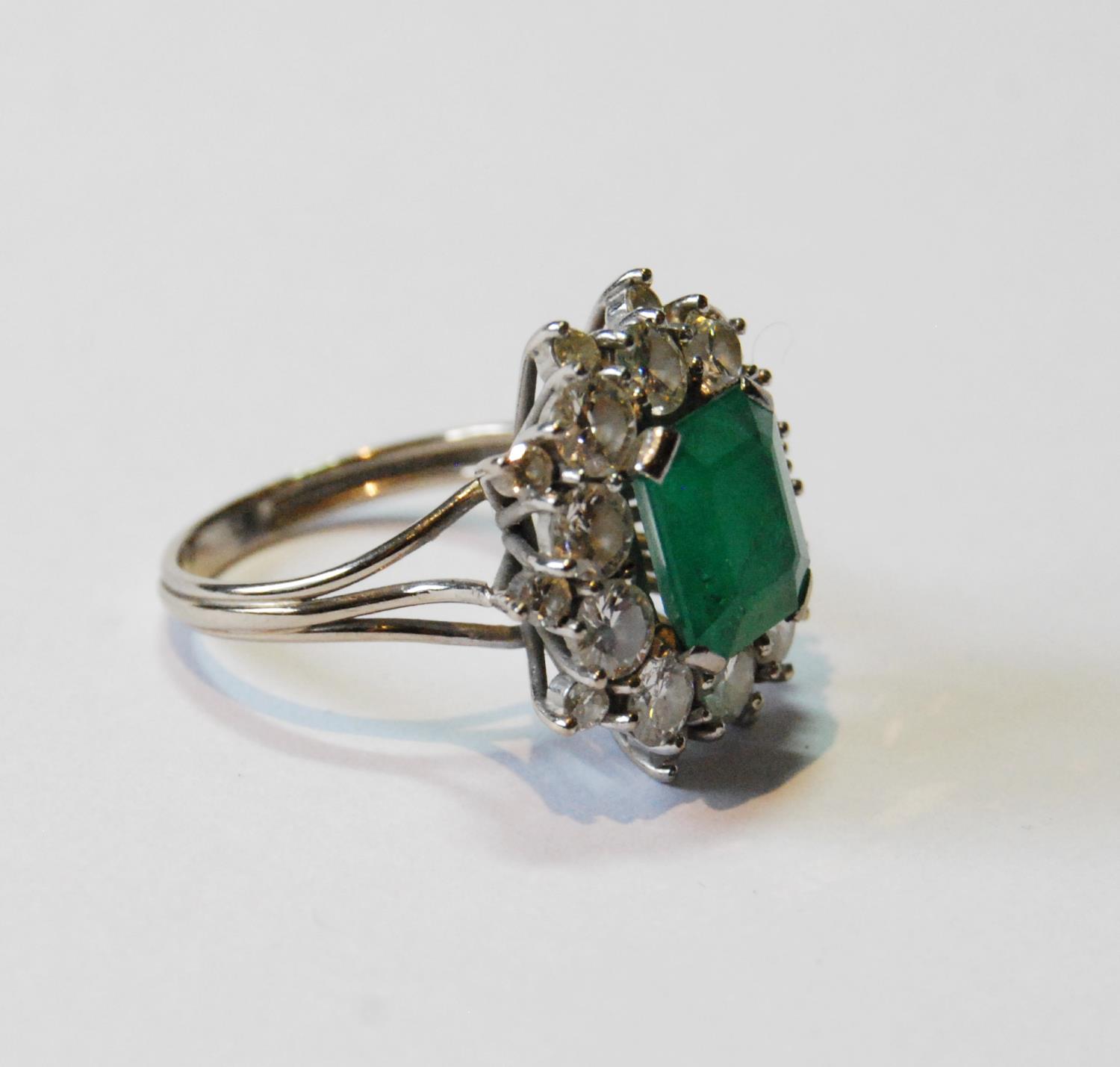 Diamond and emerald oval cluster ring with rectangular emerald and twenty diamond brilliants in - Image 2 of 5