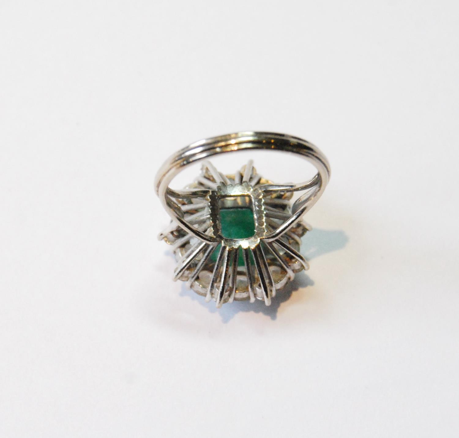 Diamond and emerald oval cluster ring with rectangular emerald and twenty diamond brilliants in - Image 4 of 5