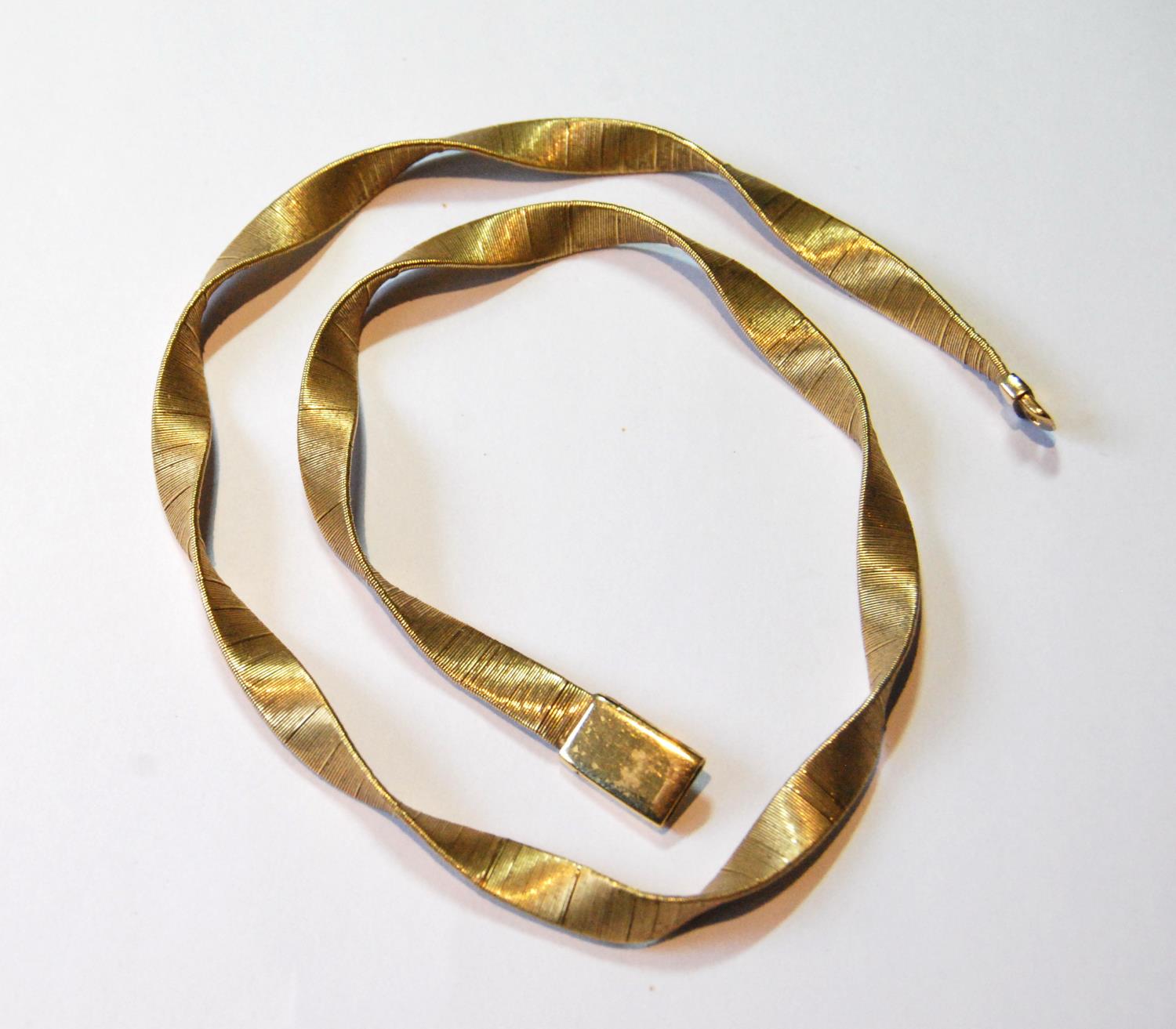 Gold necklace of flat Milanese pattern, '750', 38g.