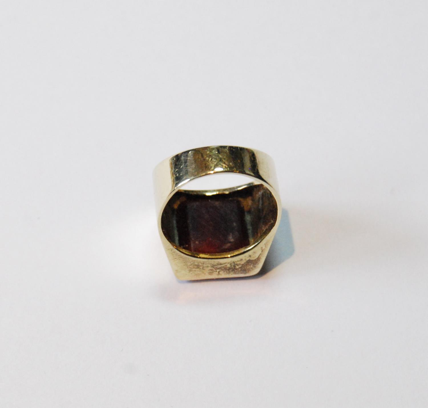 Gold signet ring with Arabic inscription on carnelian, probably 9ct, size I, 5.3g gross. - Image 3 of 4