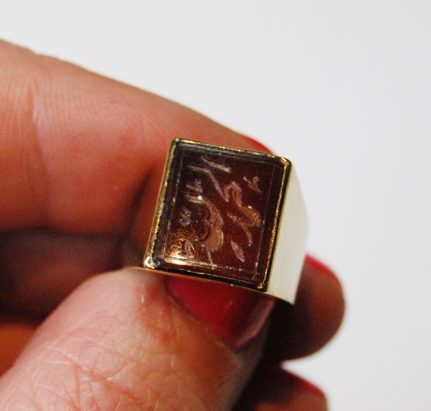 Gold signet ring with Arabic inscription on carnelian, probably 9ct, size I, 5.3g gross. - Image 4 of 4