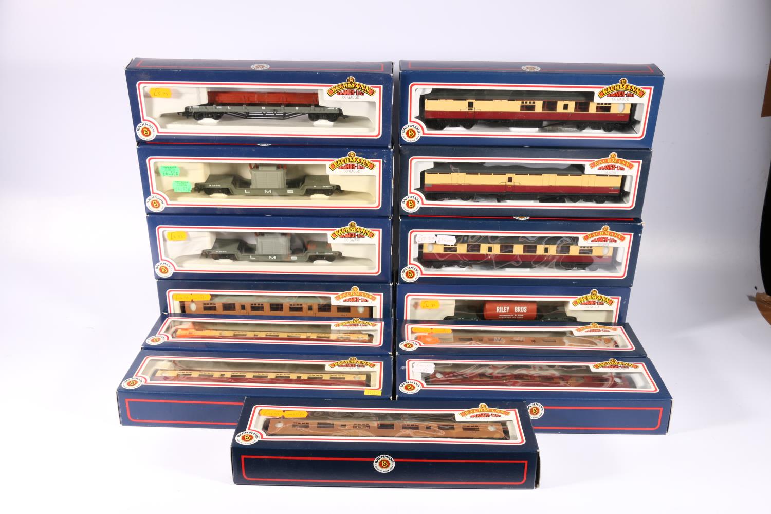 Thirteen Bachmann Branch-Line OO model railways rolling stock  including 33875 45ton bogie well