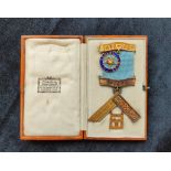 Masonic Interest- 18ct boxed masonic medal fully hallmarked for Bladon & Co London 1932 and issued