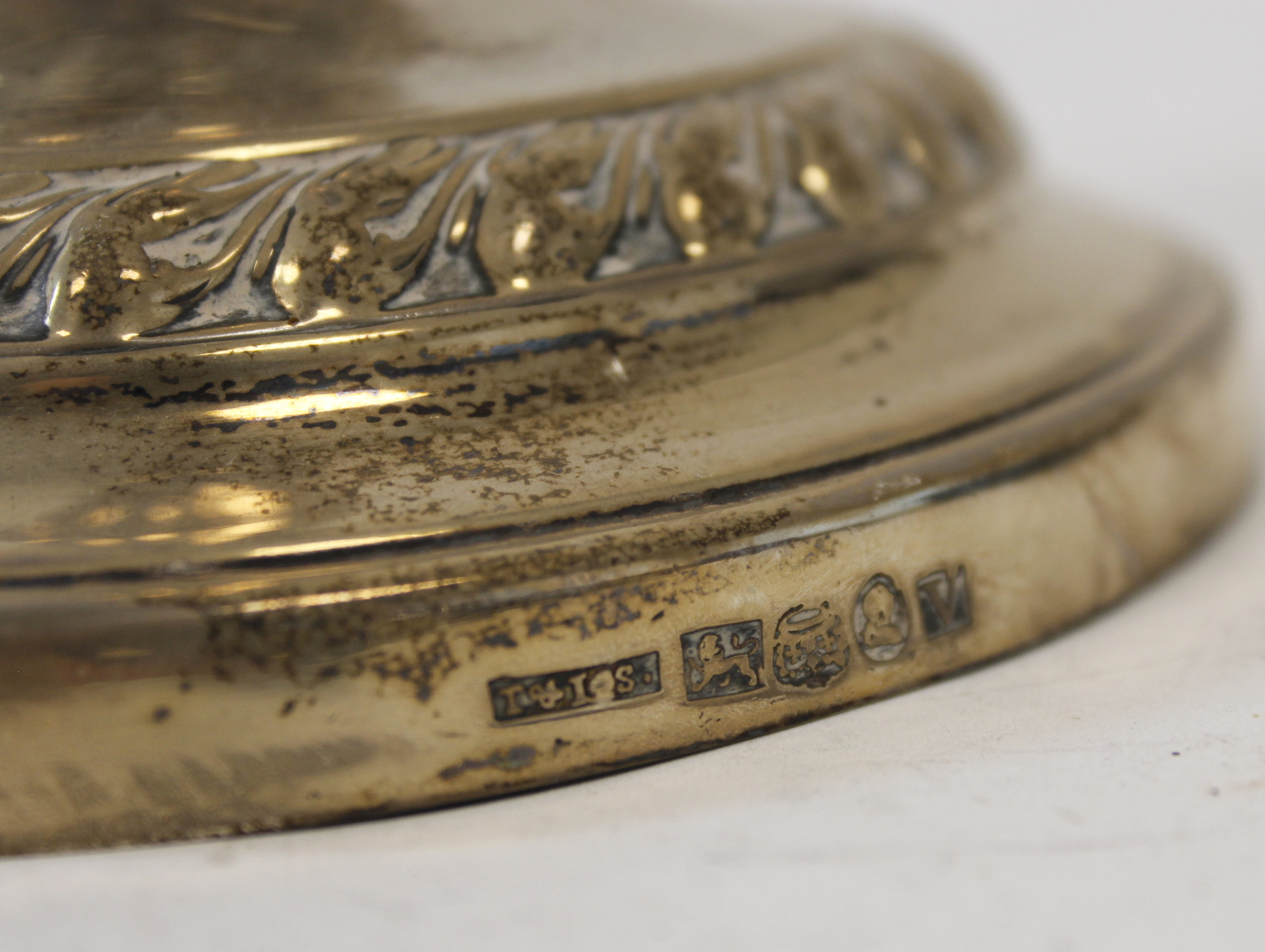 Pair of silver sliding candlesticks with foliate bands by T & J Settle, Sheffield 1819 (one a/f). - Image 5 of 5