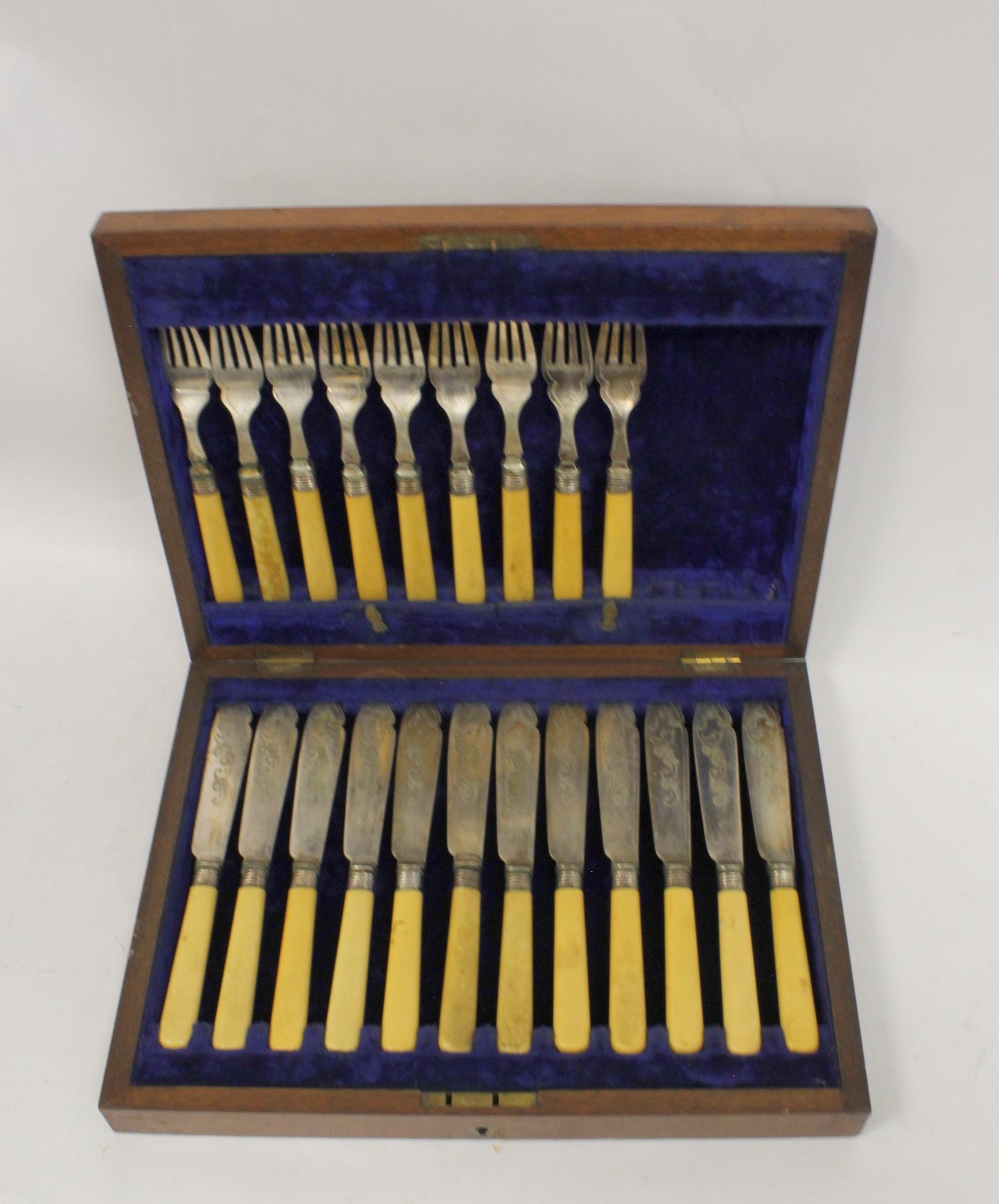 Box containing an e.p. waiter, a part set of fish cutlery, cased, sundry flatware, entree dishes and - Image 3 of 4