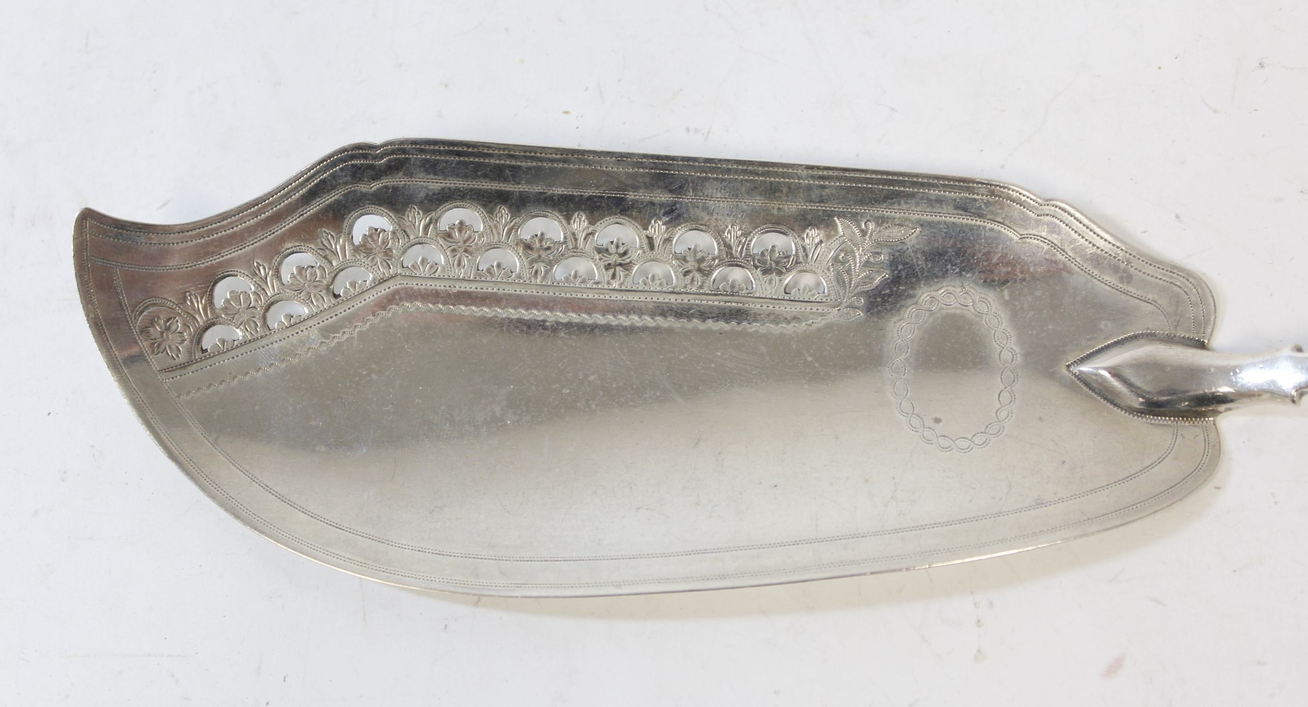 Silver fish server, fiddle pattern, pierced and engraved by Abstainando King, 1808, 3 1/2oz / 123g. - Image 3 of 5