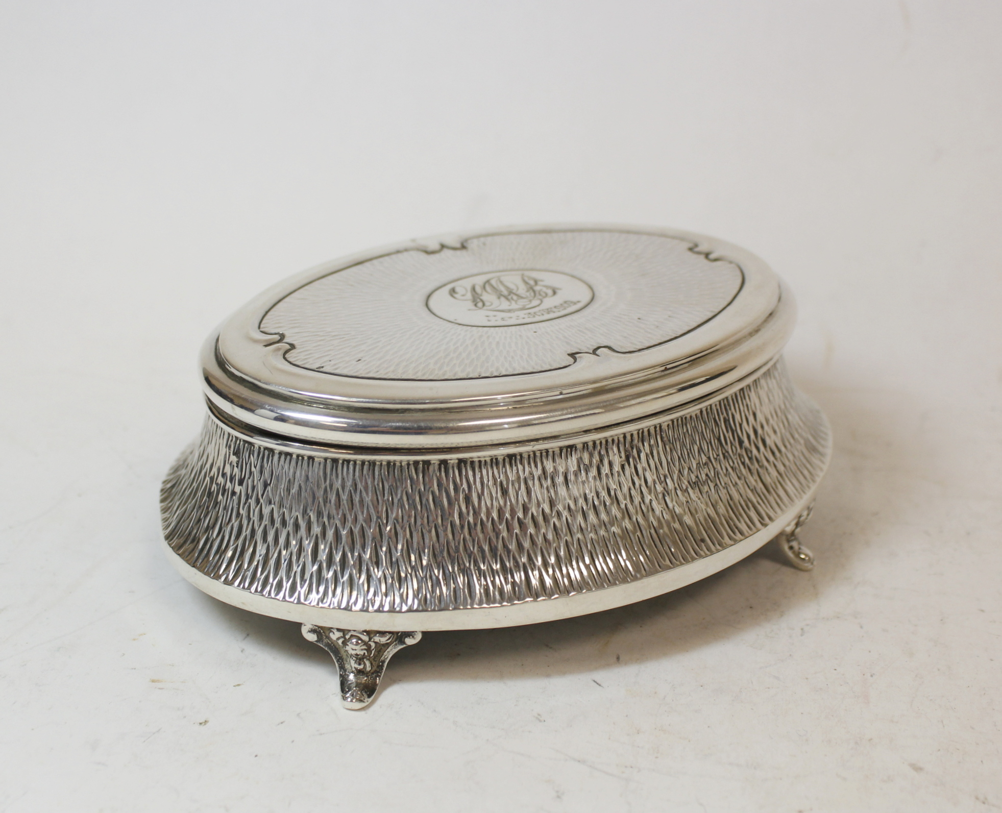 Silver oval bijouterie box, hammered, monogramed and dated 1909, by Zimmermans, Birmingham 1908. - Image 2 of 6