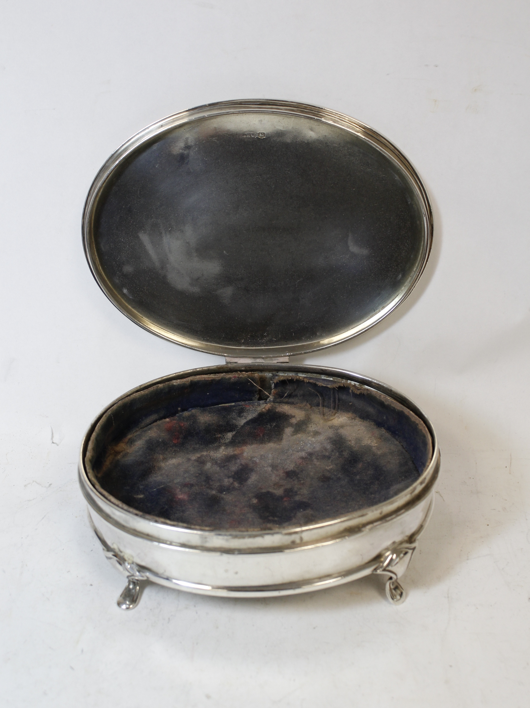 Silver oval bijouterie box, initialled, on spreading feet, Sheffield 1928, 16cm. - Image 3 of 7