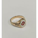 9ct gold men's Knights Templar ring with central red & white enamel maltese cross flanked by P.D.E.P