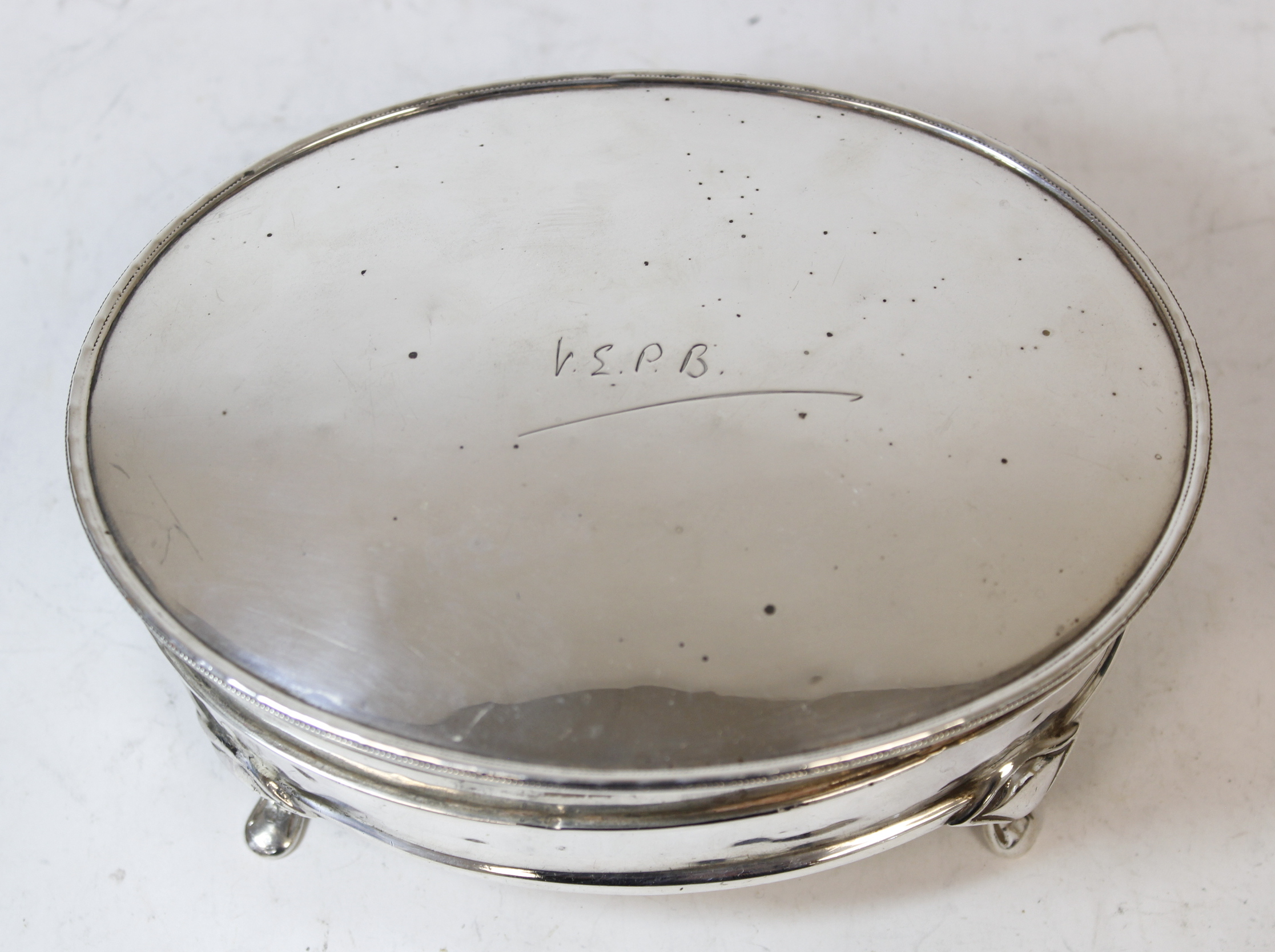 Silver oval bijouterie box, initialled, on spreading feet, Sheffield 1928, 16cm. - Image 4 of 7