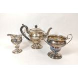 Silver three-piece tea set of inverted shape, Birmingham 1903, 572g.