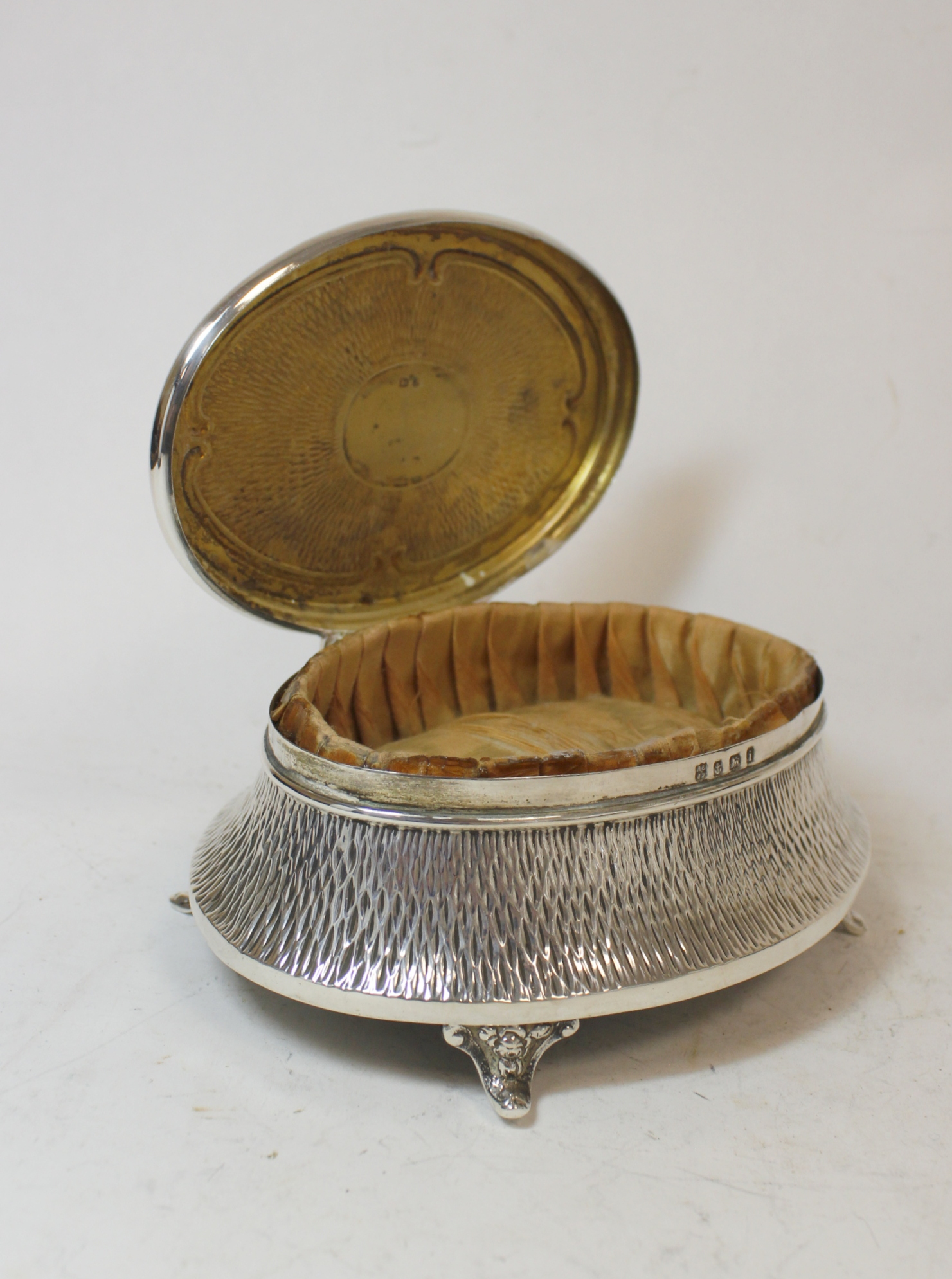 Silver oval bijouterie box, hammered, monogramed and dated 1909, by Zimmermans, Birmingham 1908. - Image 3 of 6