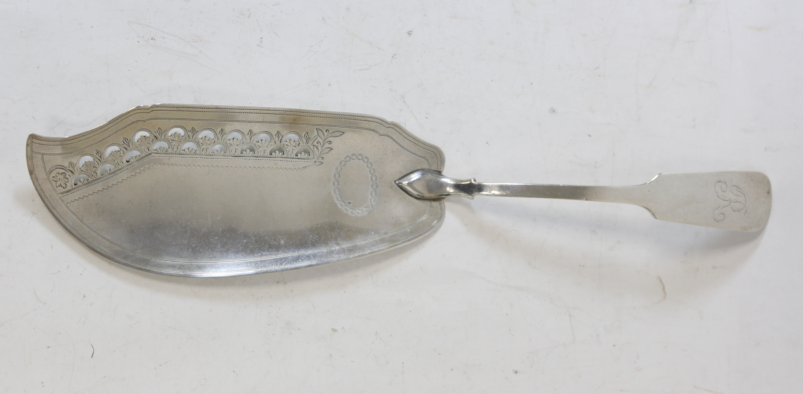 Silver fish server, fiddle pattern, pierced and engraved by Abstainando King, 1808, 3 1/2oz / 123g. - Image 2 of 5