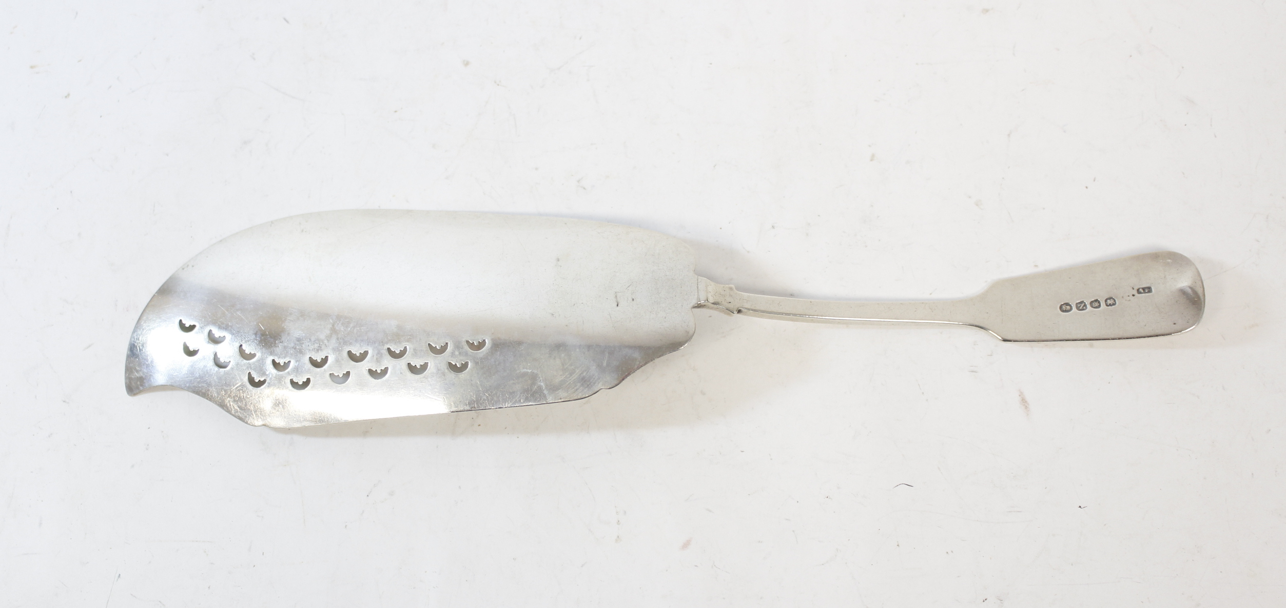 Silver fish server, fiddle pattern, pierced and engraved by Abstainando King, 1808, 3 1/2oz / 123g. - Image 4 of 5