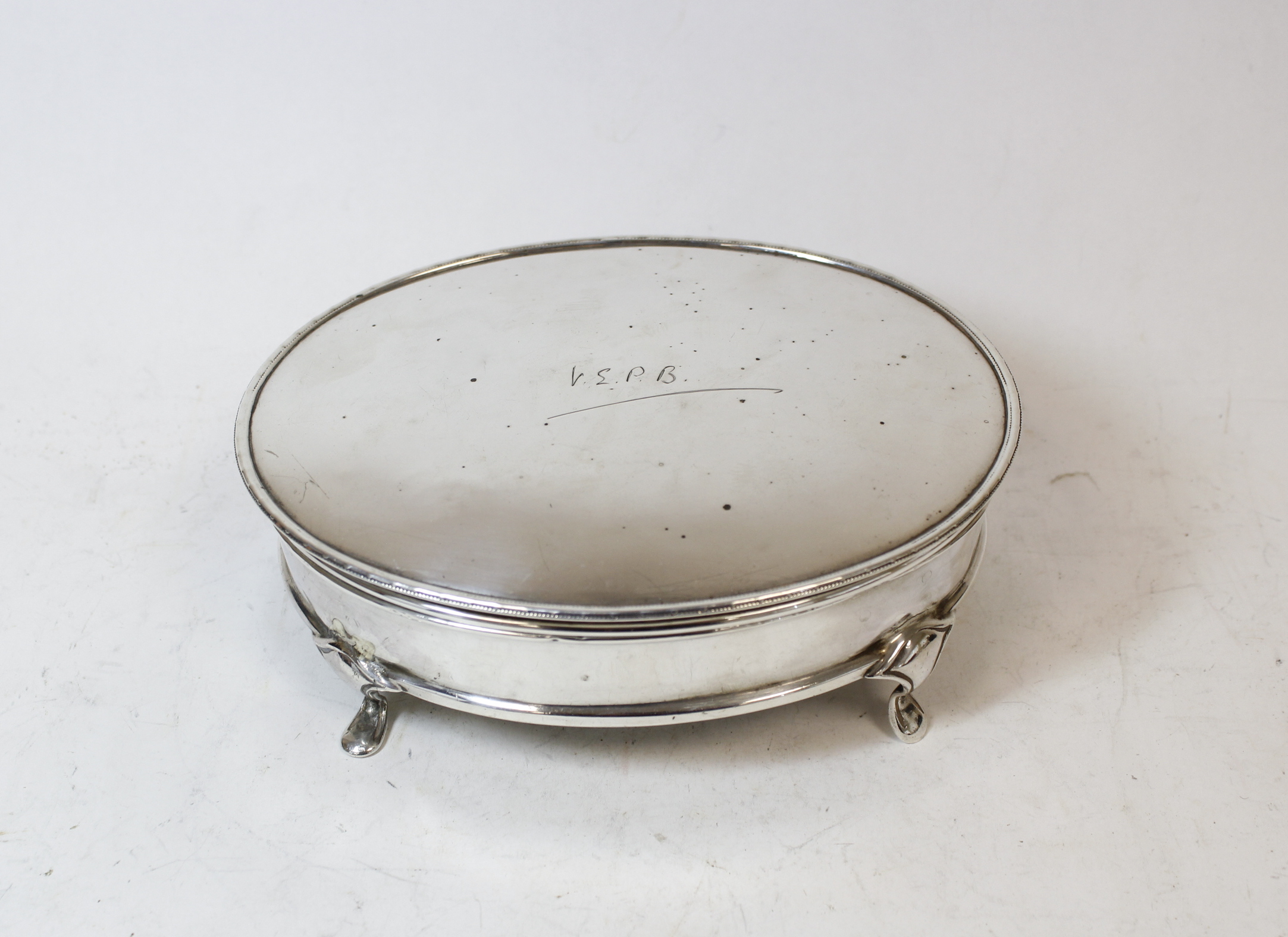 Silver oval bijouterie box, initialled, on spreading feet, Sheffield 1928, 16cm.