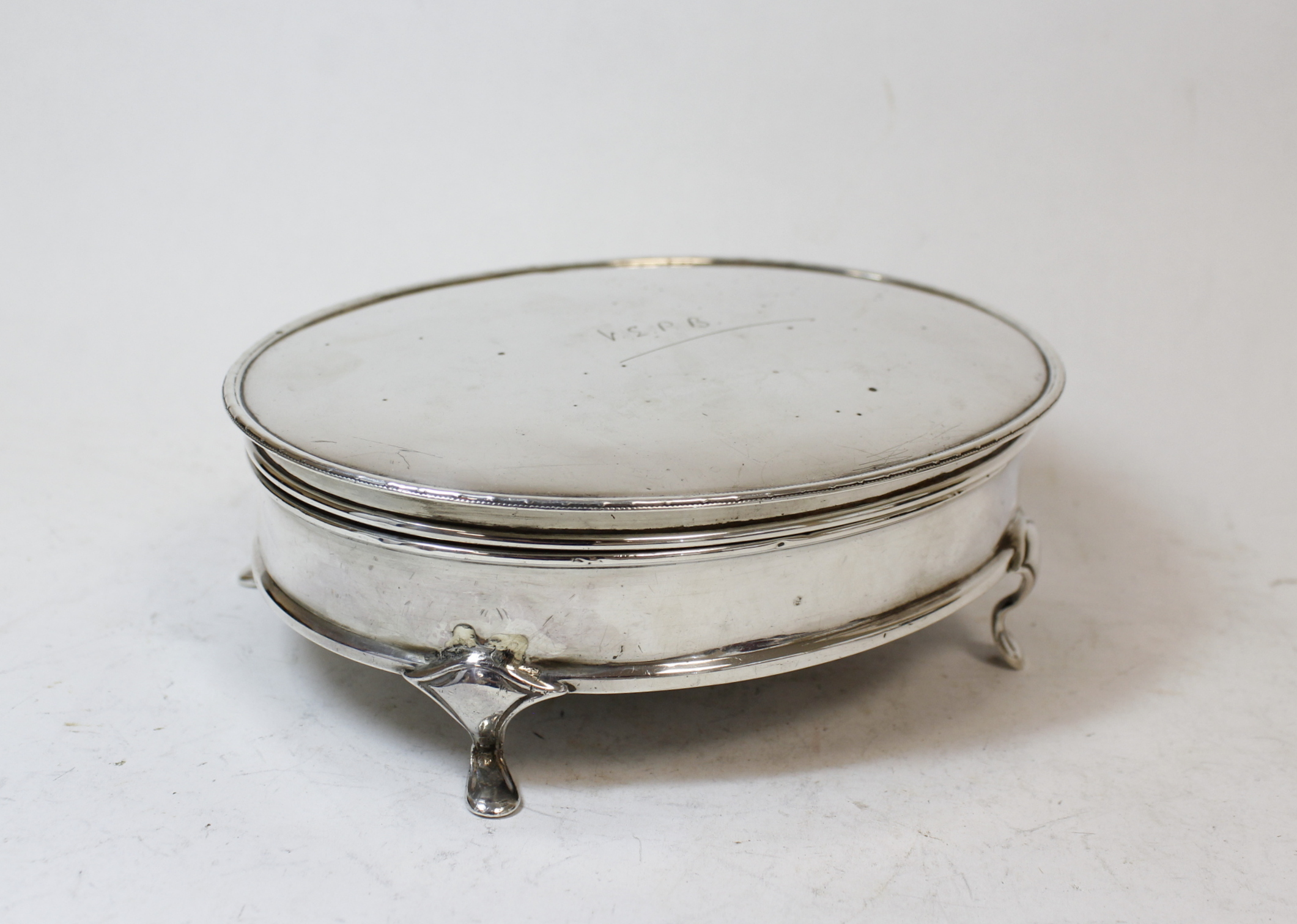 Silver oval bijouterie box, initialled, on spreading feet, Sheffield 1928, 16cm. - Image 2 of 7
